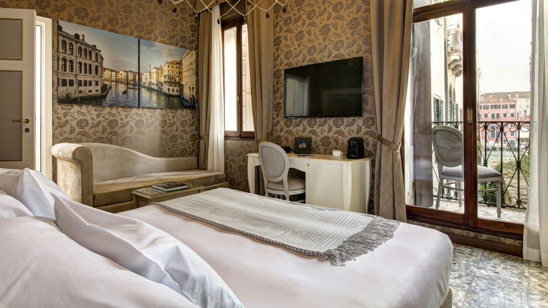 Gkk-Exclusive-Private-Suites-venezia-camera-D0814